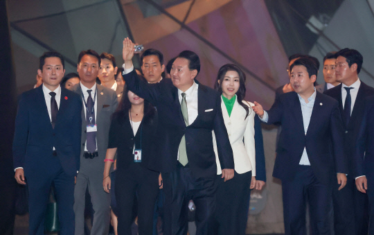 윤석열 대통령과 부인 김건희 여사가 14일 부산 해운대구 영화의전당에서 열린 청년의날 기념식에 입장하고 있다.연합뉴스